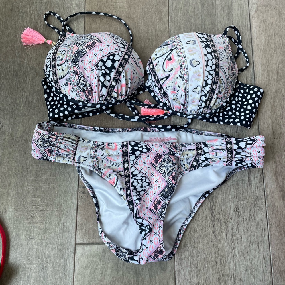 VS bikini, Size 34D top and medium bottoms